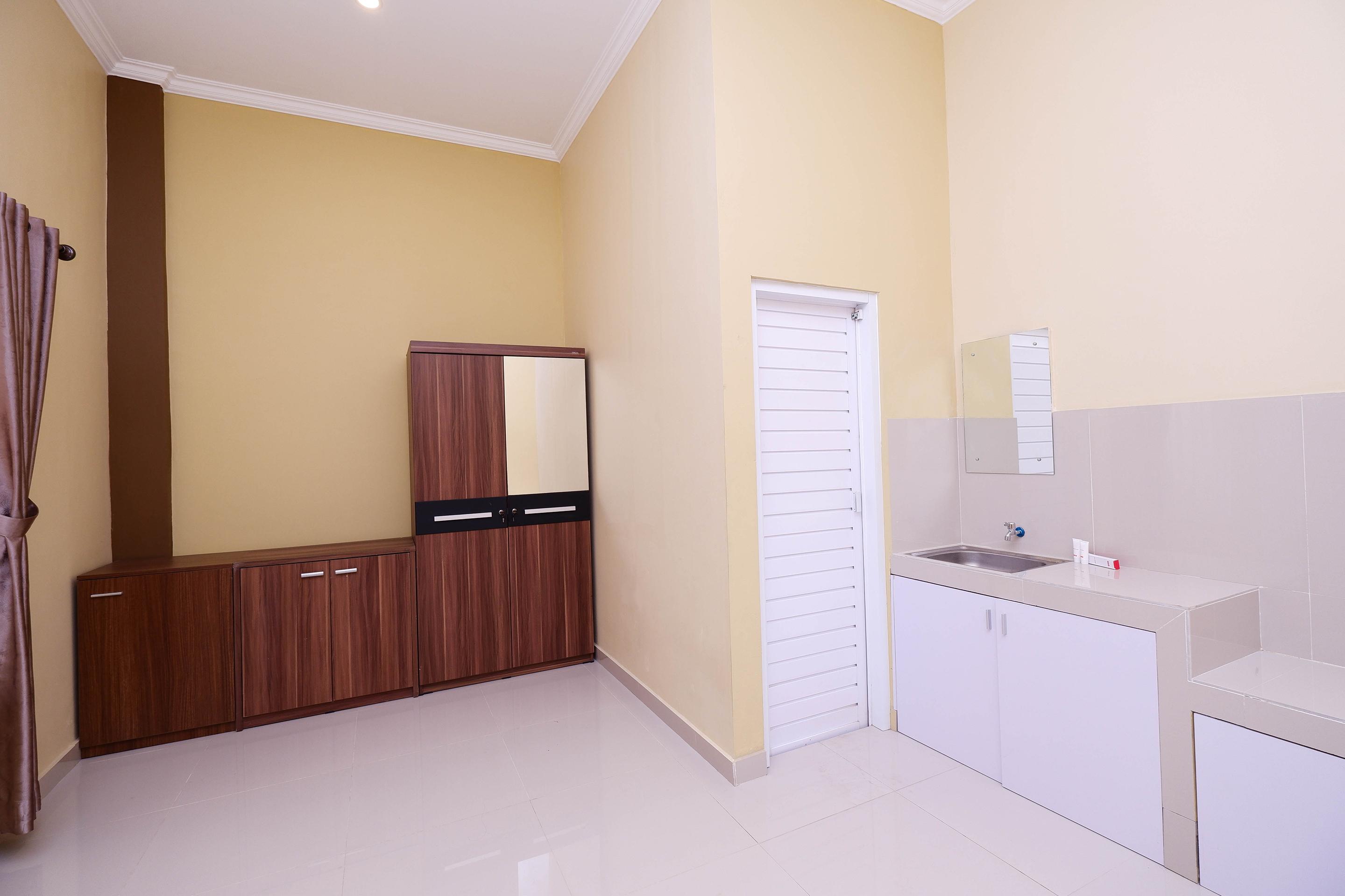 Super Oyo 1506 Shabrina 2 Syariah Hotel Solo Buitenkant foto