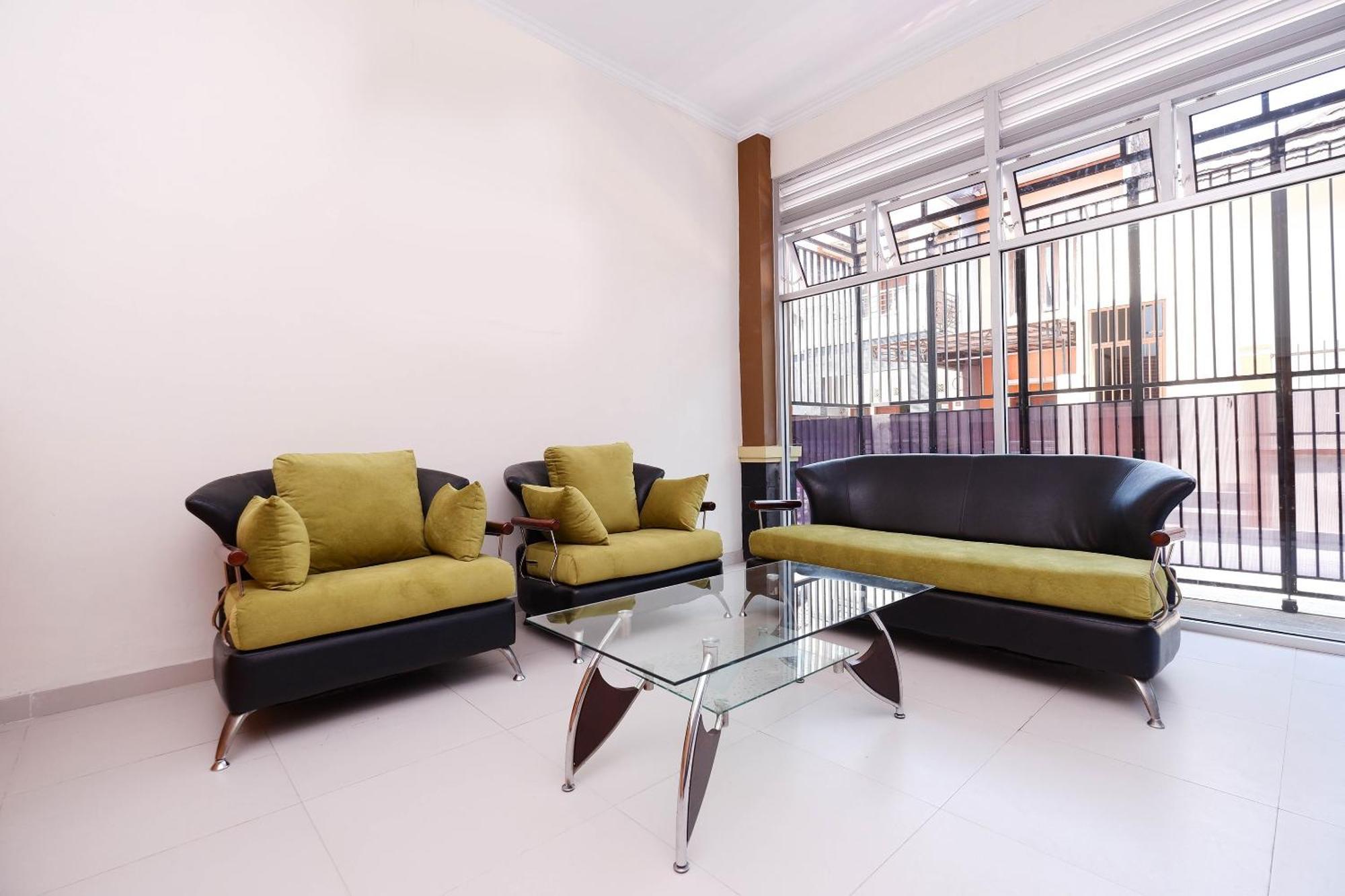 Super Oyo 1506 Shabrina 2 Syariah Hotel Solo Buitenkant foto