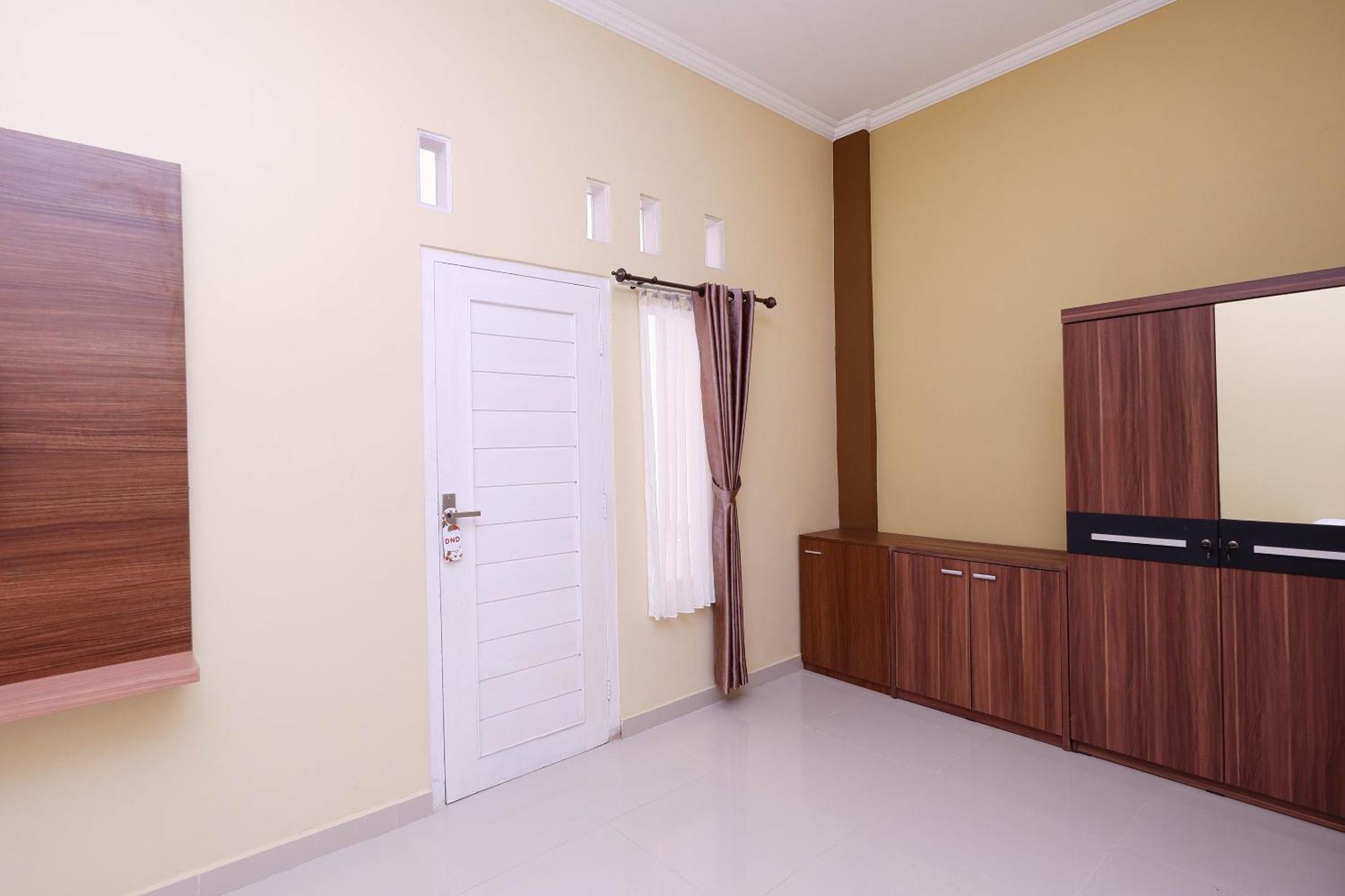 Super Oyo 1506 Shabrina 2 Syariah Hotel Solo Buitenkant foto