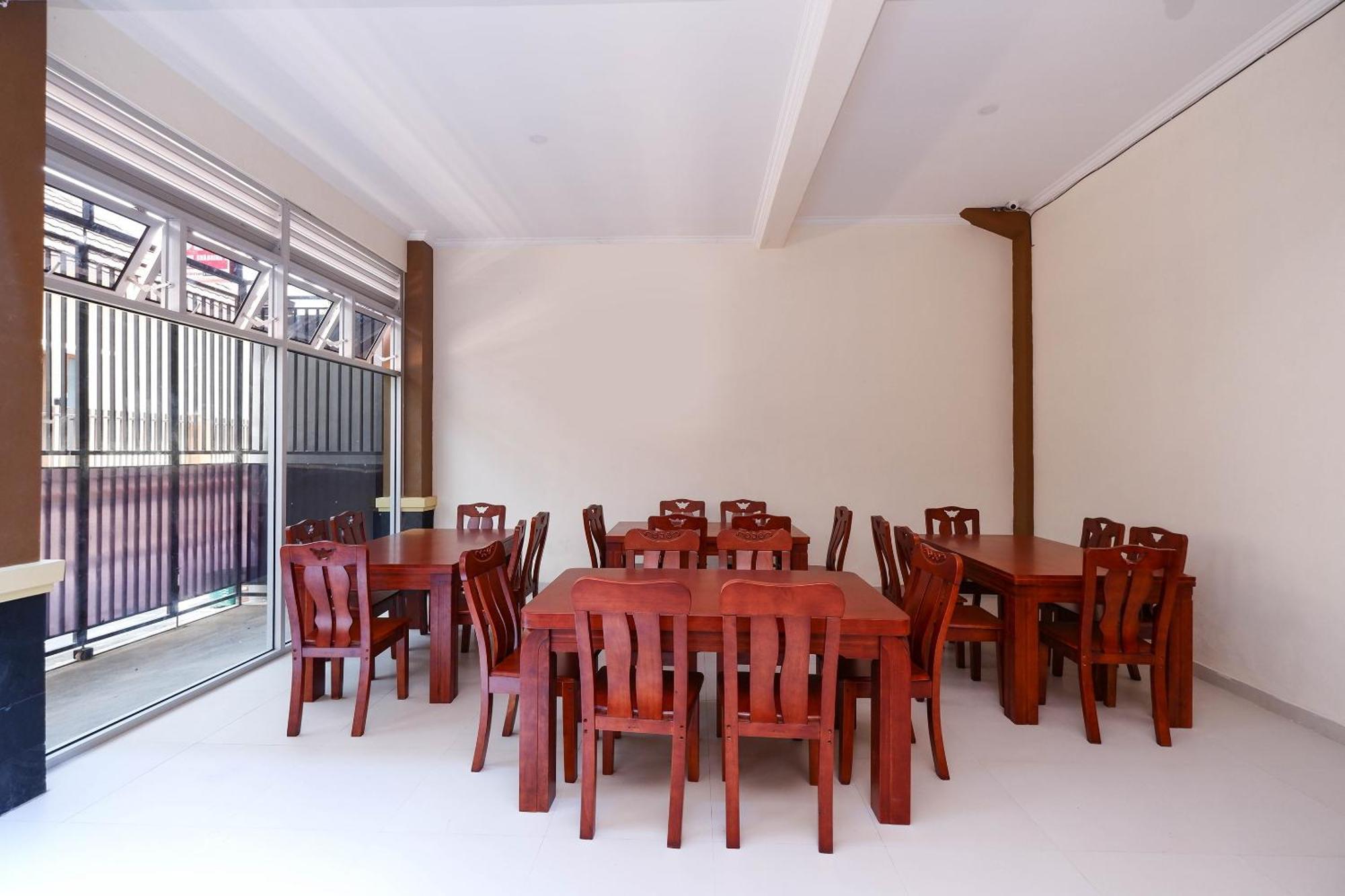 Super Oyo 1506 Shabrina 2 Syariah Hotel Solo Buitenkant foto